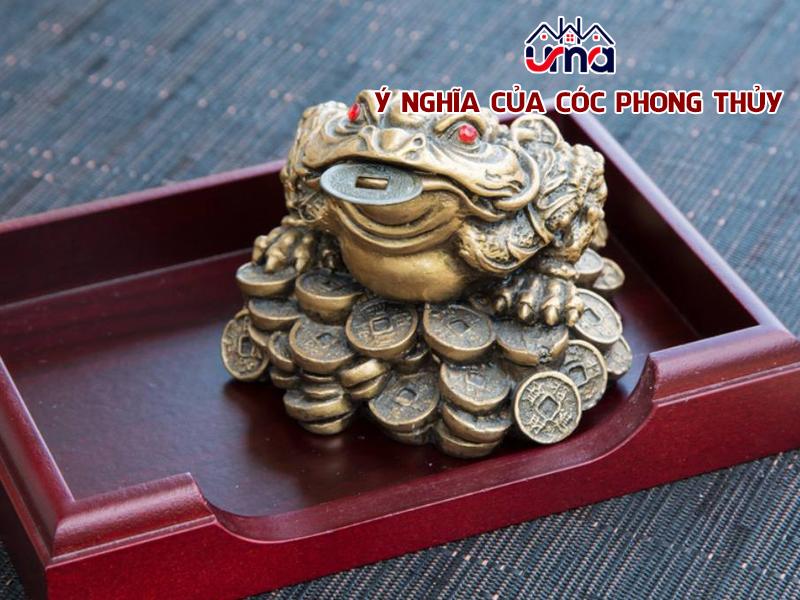 Con thiềm thừ trang trí trên bàn trà gỗ hiện đại trong phòng khách 